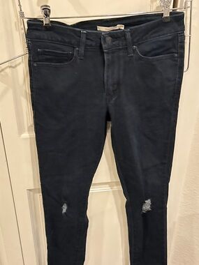 Women’s Levi’s 711 size 27 Dark Blue Skinny Jeans with Knee Distress